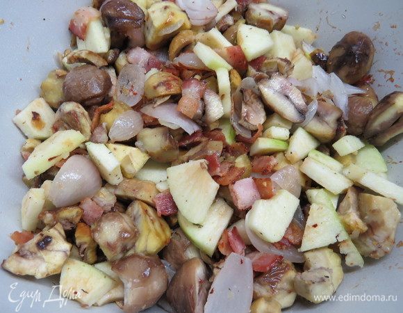 Зеленое яблоко почистить, нарезать небольшими кусочками, добавить в сковороду к остальным ингредиентам, перемешать, затем потомить пару минут. Начинка готова. 