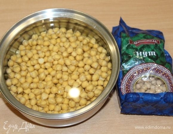 Замочить нут на 12 часов, затем слить воду. Добавить к баранине, варить около 1 часа.