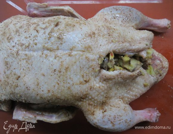 Заполнить замаринованную утку начинкой. 