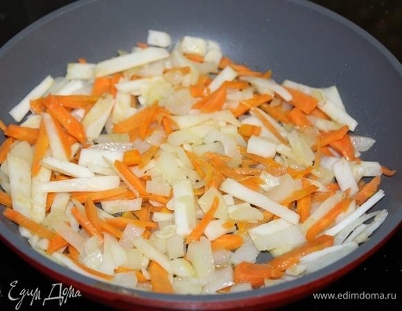 Морковь, лук, сельдерей порезать соломкой, добавить чеснок и все обжарить на растительном масле около 4 минут.