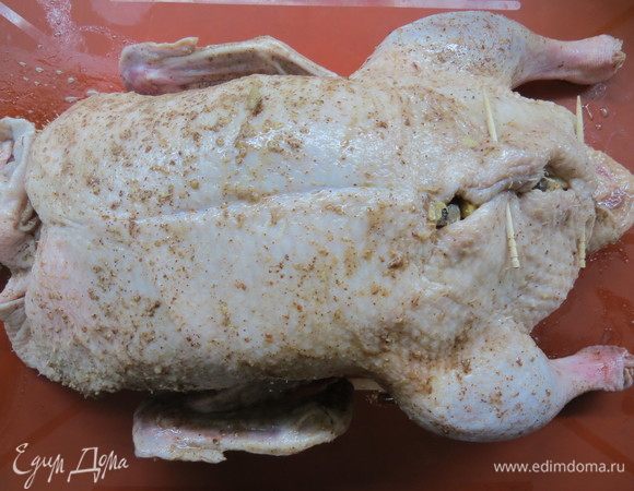 Брюшко зашить или сколоть зубочистками.