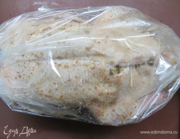 Выпекать утку в рукаве при в разогретой до 200°С духовке в течение часа. Затем раскрыть пакет и выпекать еще один час при температуре 170°С, периодически поливая утку выделившимся жиром. Если кожа начнет подгорать, то можно прикрыть эти места фольгой.