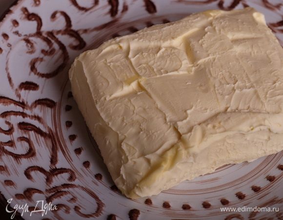 Масло оставить при комнатной температуре на 3-4 часа, чтобы оно как следует размягчилось.