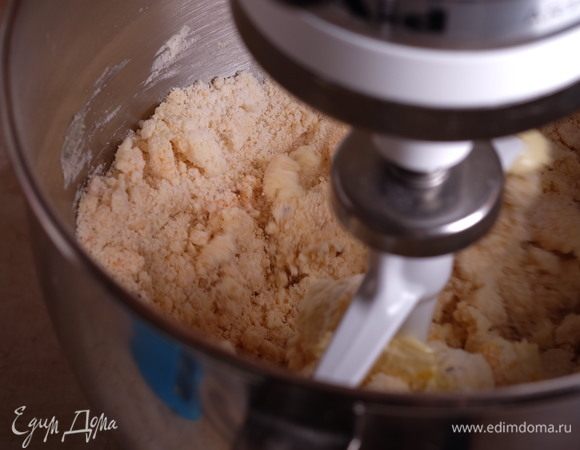 Используя насадку «весло», на низких оборотах начать замешивать тесто. Сначала будет неоднородная крошка.