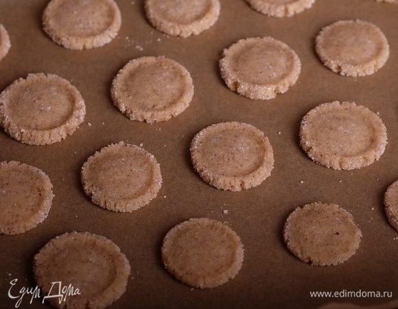 Стаканом или стеклянной стопкой с ровным дном аккуратно придавить каждый шарик, сформовав печенье. Толщина около 5-7 мм.