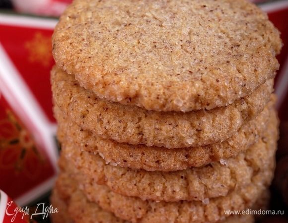 Выпекать печенье в хорошо разогретой духовке около 10-12 минут. Важно не перепечь печенье, как только края стали золотиться, вынимать противень из духовки.