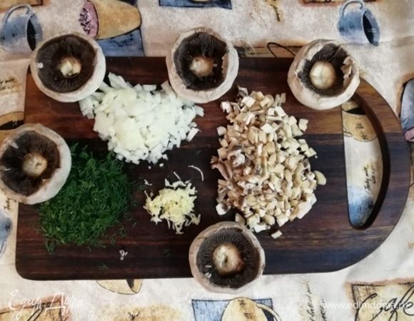 Вырезать ножку у шампиньонов и порезать кубиком. Лук порезать кубиком, укроп мелко покрошить, чеснок натереть на мелкой терке.