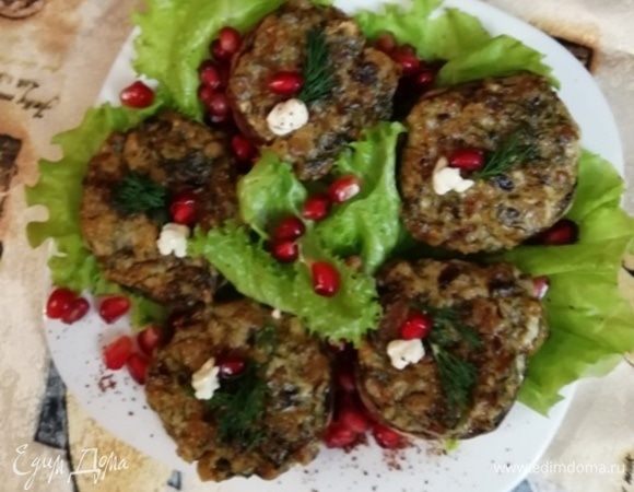 Подавать на листьях салата, украсив зернами граната и майонезом ТМ «Махеевъ».