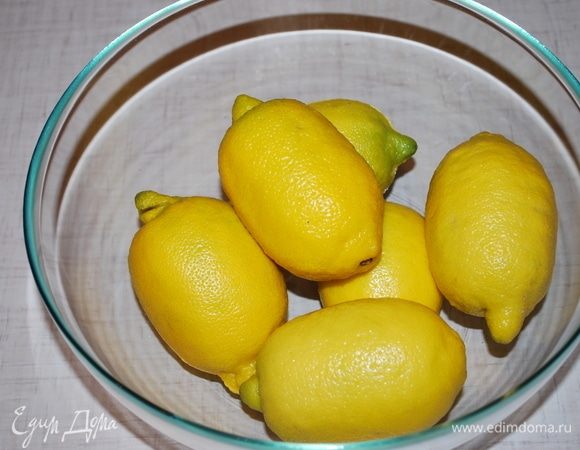 Лимоны очень хорошо вымыть. У меня очень крупные лимоны, если лимоны мелкие увеличить количество лимонов до 8-9 штук.