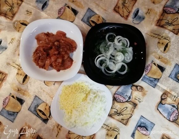 В кетчуп ТМ «Махеевъ» добавить чеснок, соль, перец. Куриное филе замариновать в полученном маринаде. Желтки и белки натереть отдельно. Лук залить кипятком, посыпать солью, перцем и укропом.