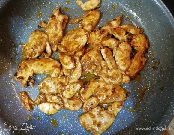 Курицу вынуть из маринада. Обжарить в сильно разогретом оливковом масле куриное филе в течении 5 минут.