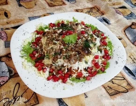 Финальный слой — домашние маринованные опята (можно покупные).