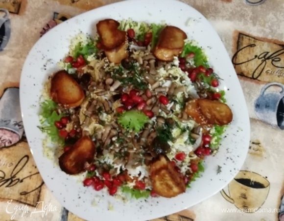 Украшаем салат зернами граната и зеленью. Я подала салат с тостами из домашнего багета. Приятного аппетита!