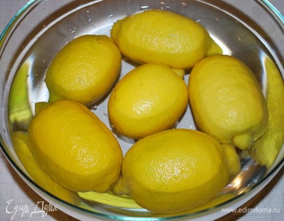 Залить лимоны кипятком на пару минут.