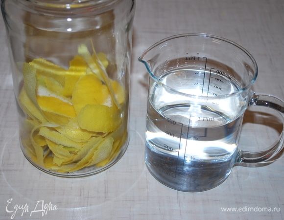 Лимонную кожуру сложить в банку и залить водкой.