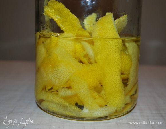 Плотно закрыть крышкой и оставить в темном месте на 6-7 дней, при комнатной температуре.