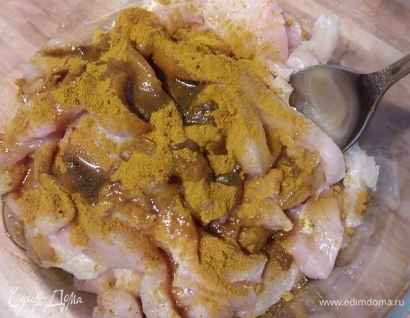 Куриное филе обмыть, обсушить и нарезать соломкой. Замариновать в кунжутном масле с порошком карри. Отправить в холодильник минимум на 1 час.
Кунжутное масло тоже бывает разное. Самое ароматное из жареного кунжута. Иногда качество масла оставляет желать лучшего. Узнать это можно только, если сравнить масло между собой, то есть, методом проб и ошибок, но правильное кунжутное масло стоит иметь дома, оно незаменимо в блюдах данной кухни.    