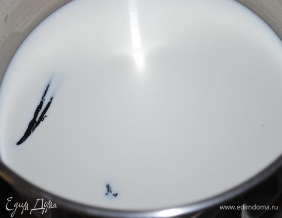 Цедра лимона настоялась на водке в течении 6-7 дней. Приготовим сироп — в сливки 10% добавим пол стручка ванили и доведем до кипения.