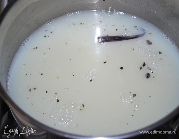 Сливки закипели, добавить сахар, перемешать до полного растворения сахара и остудить сироп.