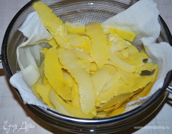 Процедить лимонную настойку.