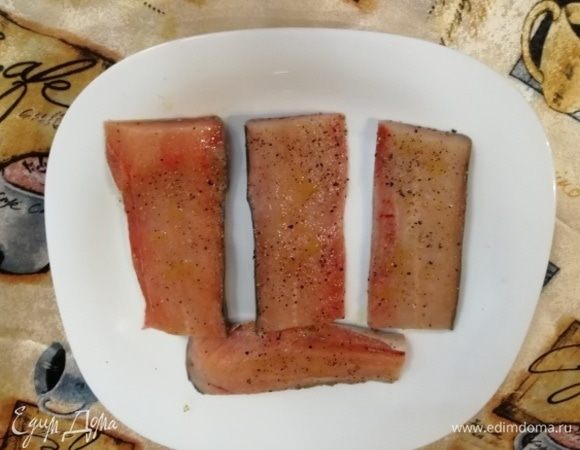 Филе гольца солим и перчим и оставляем мариноваться на 30 минут при комнатной температуре.