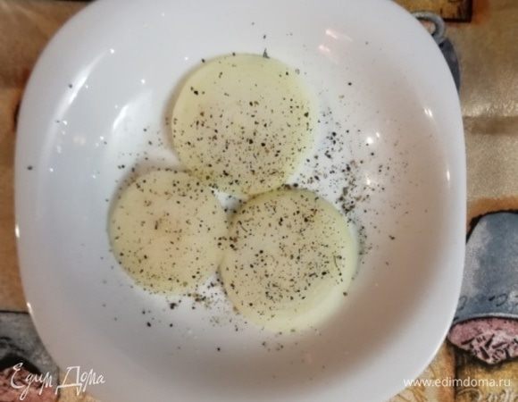 Лук посыпаем черным перцем и обжариваем на сковороде в раскаленном растительном масле.