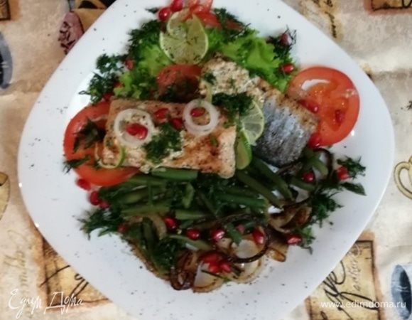 Голец запекаем в разогретой до 200°С духовке 15 минут. Подаем на подушке из овощей, украсив зеленью, луком и зернами граната. Будет вкусно.