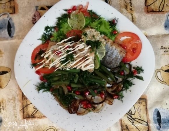 На рыбу наносим тонким слоем майонез и подаем. Приятного аппетита!