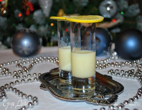 Перед употреблением ликер надо сильно охладить, убрать бутылку в морозильную камеру на 15-20 минут. Вкус у ликера похож на сливочное мороженое со вкусом лимона.