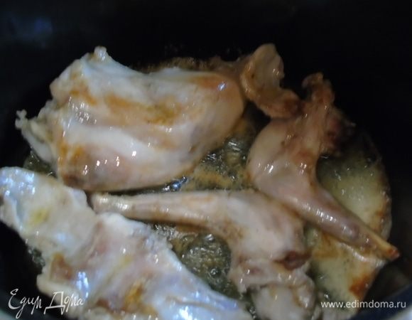 В глубоком сотейнике на смеси растительного и сливочного масла, обжарьте кусочки кролика,посолите, поперчите по вкусу, выньте мясо на тарелку и накройте.