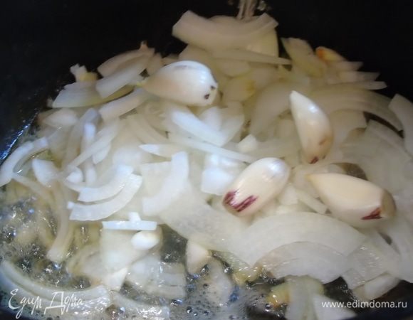 Лук-шалот нарежьте полукольцами, чеснок очистите и оставьте целым. В жиру в котором обжаривался кролик обжарьте луки чеснок.