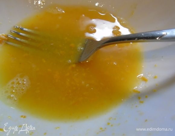 Пока лук и чеснок жарится с апельсина снимите цедру и выдавите сок.