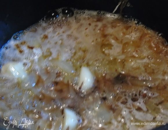 В обжаренный лук и чеснок влейте вино и подержите на огне 5 минут. Верните в сотейник мясо кролика, влейте апельсиновый сок с цедрой.