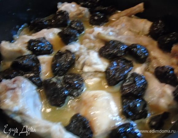 Добавьте чернослив, накройте крышкой и тушите на медленном огне 1-1,5 часа, все зависит от возраста кролика.