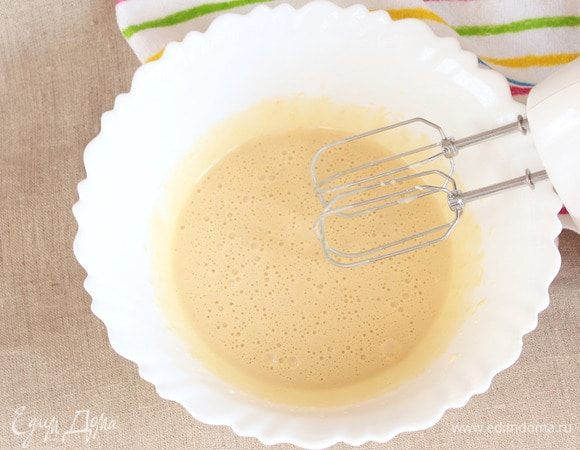 Яйца куриные, предназначенные для бисквита (4 шт.) разделить на желтки и белки. Желтки взбить с коричневым сахаром (80 г) в пышную массу. Добавить предварительно растопленное сливочное масло и еще немного взбить, чтобы масло распределилось по желтковой массе.