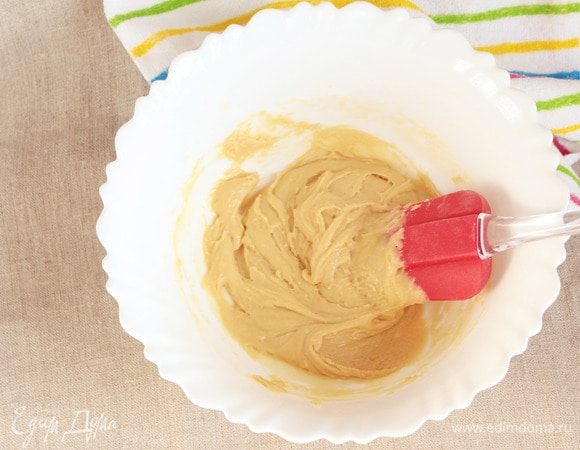 Ввести в яично-масляную смесь предварительно просеянную пшеничную муку. Вымешать лопаткой однородное тесто.