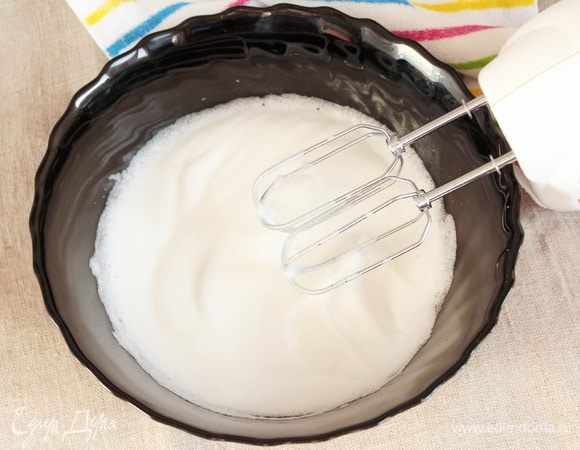 Теперь взбить до пышного состояния яичные белки с 1 щепоткой морской соли. 