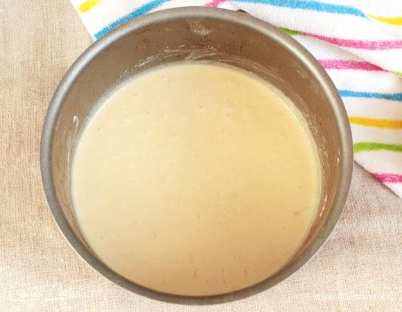 Небольшую форму (диаметр 16-18 см) для выпечки застелить промасленной сливочным маслом бумагой для выпечки и вылить тесто. В нашем районе хороший пергамент редкость, а к тому, что постоянно есть в продаже, бисквиты прилипают так, что не оторвать, даже промасливание не помогает. Поэтому я выпекаю сразу в смазанной форме. Выпекать в предварительно разогретой духовке до 180°С минут 15-20 (ориентируйтесь, пожалуйста, по своей духовке).