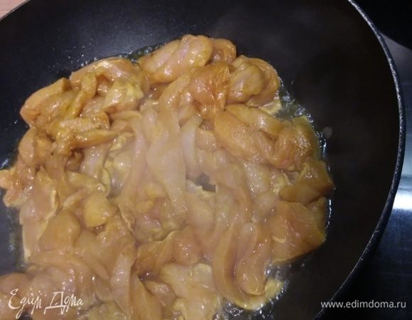 Разогреть арахисовое масло и обжарить на нем курицу до золотистого цвета 2–3 минуты. 