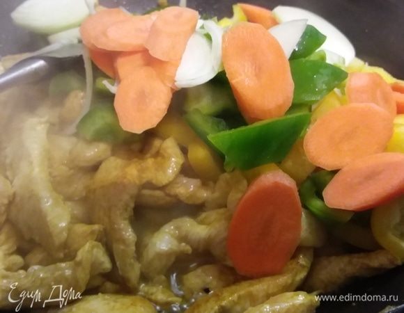 Добавить перец, морковь и лук, обжарить вместе с мясом 2–3 минуты. 