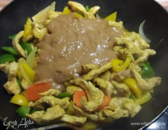 Смешать соус с обжарнным мясом и овощами, добавить чеснок и тушить 5 минут. Тем временем сварить лапшу (у меня соба, но подойдет любая другая лапша, например, лингвини).  