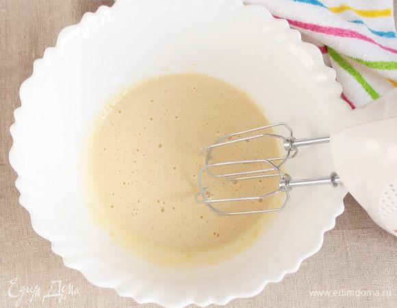 Для приготовления крема потребуются только яичные желтки (3 шт.). Их необходимо взбить с коричневым сахаром (60 г) в пышную массу.