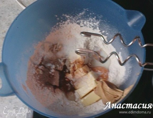 В миске перемешать муку с разрыхлителем. Добавить 100 г сахара, ванильный сахар, яйцо, масло, арахисовый крем, 1 ст. л. молока. Замесить тесто при помощи миксера и насадки для теста, около 10 минут, вначале на низкой скорости, затем увеличить.