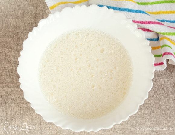 Непрерывно взбивая желтки, влить горячие ванильные сливки. Вернуть массу в кастрюлю и варить, постоянно помешивая, до загустения. Снять с огня и продолжать взбивать еще некоторое время, чтобы крем не свернулся. 