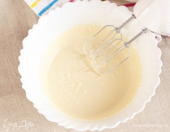 Можно сварить крем в микроволновой печи. В этой чаше, в которой я взбивала желтковую массу, помещаю в микроволновку и на максимальной мощности (800 Вт) варю 1 минуту. Снова взбиваю и еще на полминутки. Снова взбить. Если необходимо, то еще на полминутки. И снова взбить. Если крем все-таки свернулся, то поместите чашу в ледяную баню и продолжайте взбивать. Крем должен приобрести гладкую структуру. 