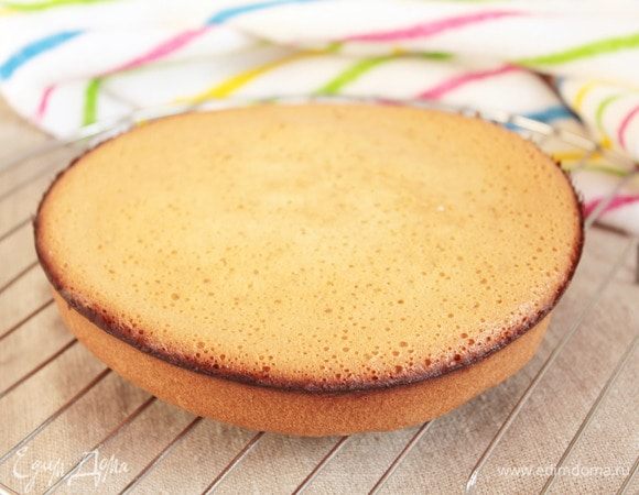 Готовый бисквит остудить.