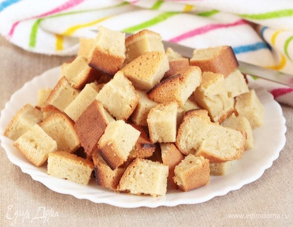 Бисквит нарезать небольшими кубиками. Ничего страшного, если он еще не совсем остыл.