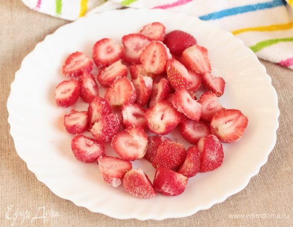 Еще не совсем оттаявшую ягоду разрезать пополам или на четвертинки, если крупная. Чтобы ягоду проще было разрезать, поставить конец лезвия ножа на разделочную доску. Под лезвие ягоду и, придерживая ягоду (аккуратно, не пораньтесь!), опустить нож вниз, как по принципу дырокола канцелярского. 