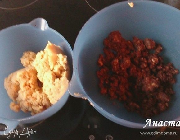 Тесто разделить на 2 части, во вторую часть добавить 1 ст. л. молока, какао и 1 ч. л. сахара, перемешать. Получилось темное и светлое тесто.