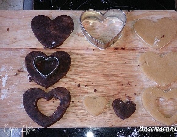 Раскатывать отдельно темное и светлое тесто на слегка присыпанной мукой поверхности и вырезать при помощи формочек фигурки таким образом, чтобы можно было фигурки заменять, как на картинке.